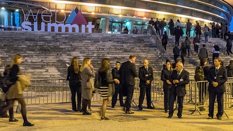 pessoas à porta da Altice arena para a Web Summit em Lisboa